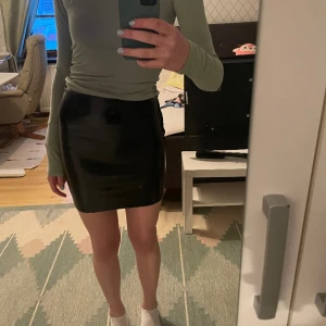 Skinnkjol BikBok🫶 - En bekväm och snygg kjol som är glasig till ögat men mjuk till känseln! Är använd ett par gånger men inga direkta skador🙏