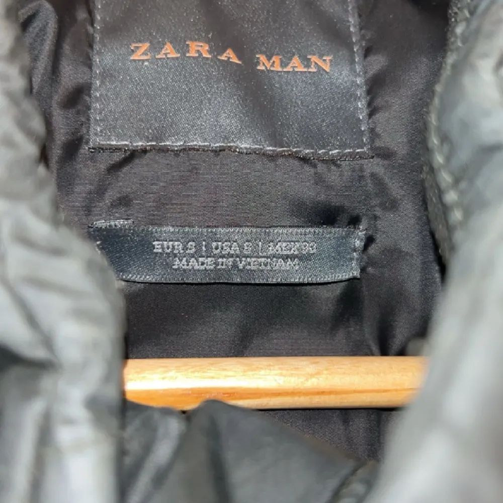 En stilig o snygg Zara Man Jacka som passar perfekt nu till våren! Den är stor i storleken. Passar som M.  Fint skick aldrig använd! . Jackor.