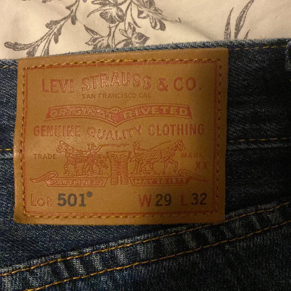 Ett par nya 501, använda bara ett fåtal gånger. Säljer på grund av att dom är för små. Storlek w 29 l 32. Dom är low waist, och sitter tajt upptill och är bootcut/straight där nere. . Jeans & Byxor.
