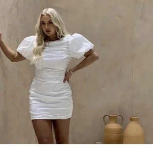 Studentklänning/ vit klänning - Klänning från Linn Ahlborgs kollektion. Storlek 34, använd 1 gång.  350kr✨