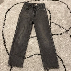 Levis ribcage jeans  - Säljer mina Levis ribcage straight ankle jeans! Nypris är ca 1100kr. Dom är lite slitna längst ner men förutom det är det inga stora defekter. Skriv gärna vid funderingar.