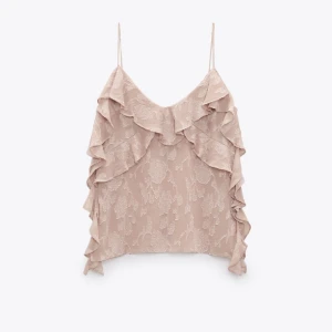 Rosa topp zara - Säljer denna eftertraktade jätte snygga linnet ifrån zara, slutsåld i alla storlekar förutom i storlek L. Min är i XS och säljer då den var för stor, lappen finns kvar och är endast testad. Kontakta mig innan ni trycker på köp nu!!💘