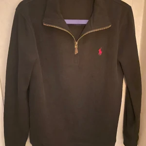 "Upptäck Bekvämligheten: Uppgradera din Stil med Våra Snygga Sweatshirts, Nu ännu Mer Prisvärda!" - "Perfekt i Storlek S: Svart tröja, röd Polo-logo – Tidlös elegans för din stil!"