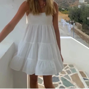 Kort klänning - Känning från Zara med lappen kvar på, aldrig använd 💓 Nypris 399kr, lånade bilder 