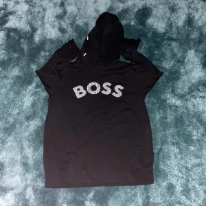 Hugo boss hoodie  - En Hugo boss hoodie som är använd två gånger. Tröjan har Inge tecken på skador eller hål!