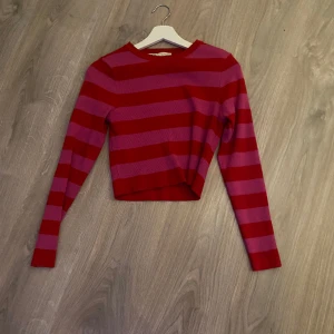 Zara topp  - Säljer en topp från zara i storlek L, skulle säga att den passar s-m bättre. Troppen är använd 1 gång