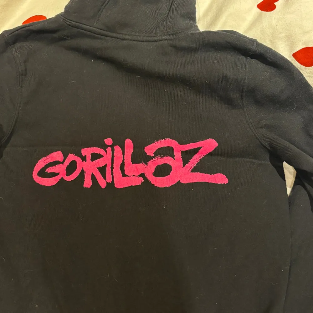 en fin gorillaz hoodie köpt på deras konsert 2022 🥹 den har tryck på framsidan och baksidan 💋 passar XS-S :) endast använd 1 gång 🥹. Hoodies.