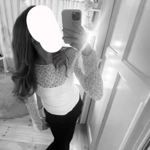 Vit spets tröja - Vit spets tröja från new yorker, säljer pga för liten för mig