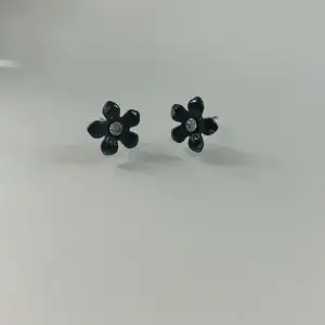 Svarta blommor som täcker öronsnibben. Fina och inte tunga