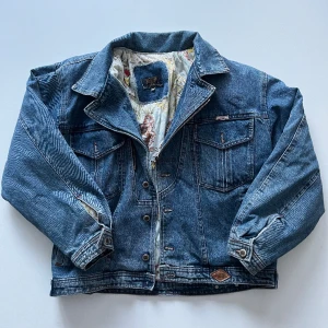 Jeans jacka - 80-tals vintage baggy oversized jeans jacka med mycket detaljer. Storlek M, passar även L då den sitter oversized på mig. Den saknar en knapp längst ner (se bild 3) annars inga defekter 💕