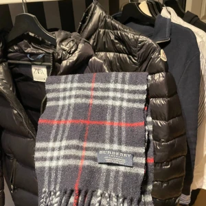 Burrberry halsduk - Säljer min burrberry halsduk då den inte kommer till användning. Vid frågor skicka ett dm😊