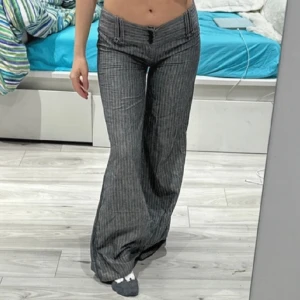 lågmidjade kostymbyxor  - supersnygga LÅGMIDJADE kostymbyxor, strl s-m (bilden är från tjejen jag köpte de av)  midjemått: 40cm