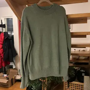 Stickad tröja ifrån hm i en lite grönare färg! Storlek L 