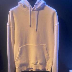 Jag säljer nu min oanvända Jack n Jones hoodie i ett väldigt mjukt och skönt material. Pris kan diskuteras: 699