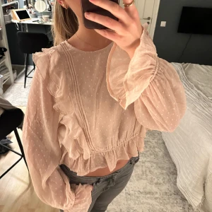 Blus - Rosa blus från NA-KD i storlek 40. Blusen är i nyskick. Priset kan diskuteras och köparen står för frakten 🩷