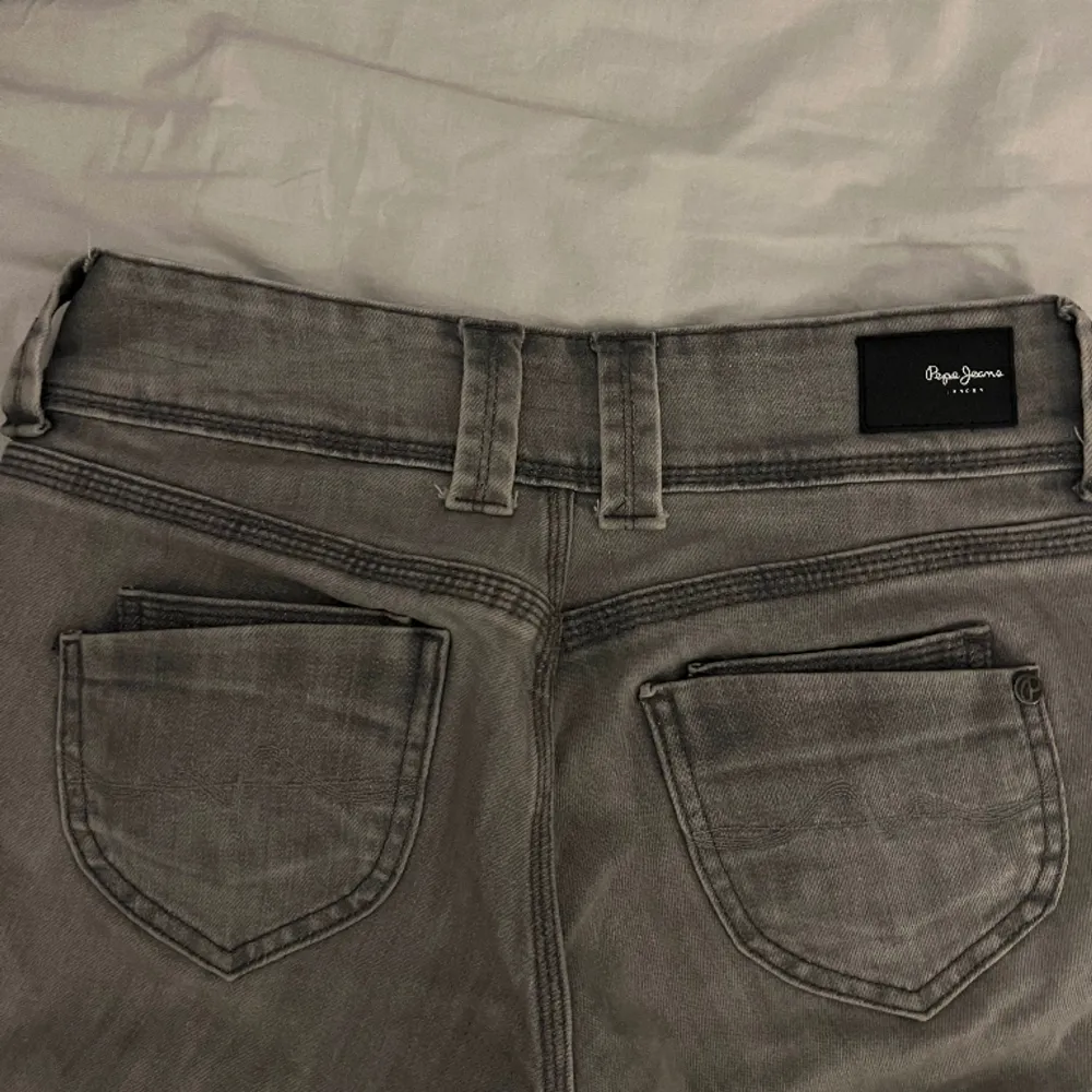 Jättefina jeans som är lågmidjade och är i modellen straight från pepe jeans, använda få tal gånger så inga slitage. Dom är i storleken 27/32😍😍. Jeans & Byxor.