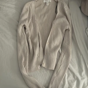 Kofta över linne  - Nämen tja är du intresserad att köpa en skön och nice kofta så har du hittat rätt jag säker en ifrån h&m Den funkar perfekt med att ha på sig linne. 