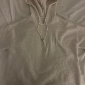 Stickad tröja - Vitt stickad tröja i storlek S. Skriv för fler bilder.