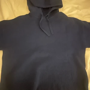 Stickad tröja - Blå stickad tröja i storlek S. Skriv för fler bilder