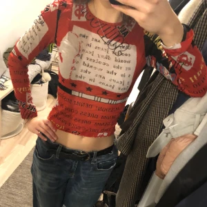 Vintage tröja - Verkligen världens snyggaste mesh tröja. Den är min mammas gamla och alltså verkligen äkta vintage. Måste dock tyvärr sälja den på grund av att jag är i behov av pengar. Den har tryck med till exempel en kvinna på. Kontakta mig gärna vid frågor osv!💗