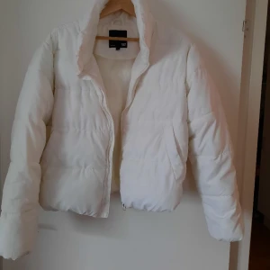 Jacka  - Dun jacka använd 1 gång passar en s o m