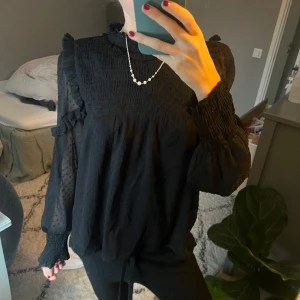 Blus - Så fin blus med väldigt fina detaljer💕