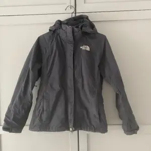 The north face windbreaker dam size M men jag som kille har kunnat använda den som en size M också 