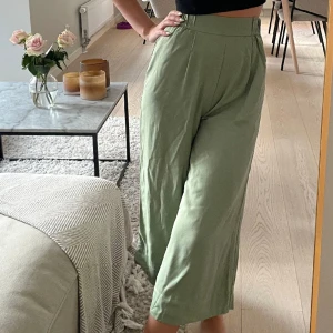 Byxa med högmidja  - Gröna luftiga byxor med högmidja 👌🏼💚I väldigt bra skick! 150kr