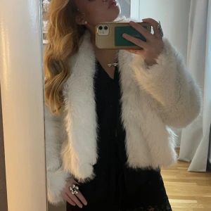 pälsjacka - så fin pälsjacka fråga gina, fick i julklapp så den är max använd 5 gånger. nypris 700 😇😜🥰hör av er vid fler frågor!