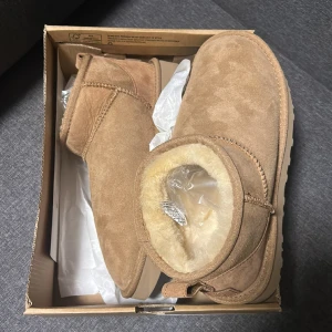 Uggs storlek 40 - Säljer ett par Uggs helt oanvända som bara blivit provade en gång, storlek 40 och kvitto saknas tyvärr då dem köptes online. 
