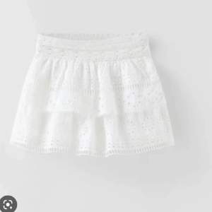 Vit kjol köpt på plick förra sommaren. Blev endast använd någon enstaka gång och därmed säljer jag den nu