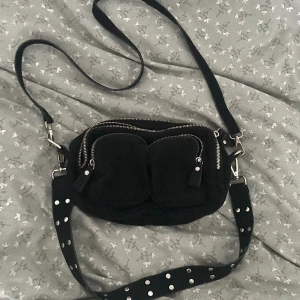 Svart väska - En praktisk och snygg väska med flera fack!! Man får till ett kortare band samt ett längre (syns på bilden)