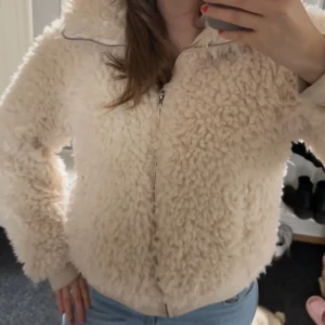 Vit fluffig jacka - superskön