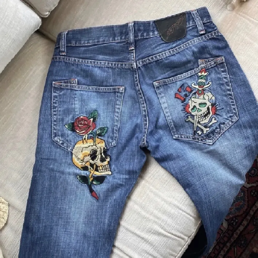 Ed hardy jeans. Broderade tryck både fram och bak. Straigh i modellen. Jättebra skick! Midjemått: 36cm Innerbenslängd: 82c. Jeans & Byxor.