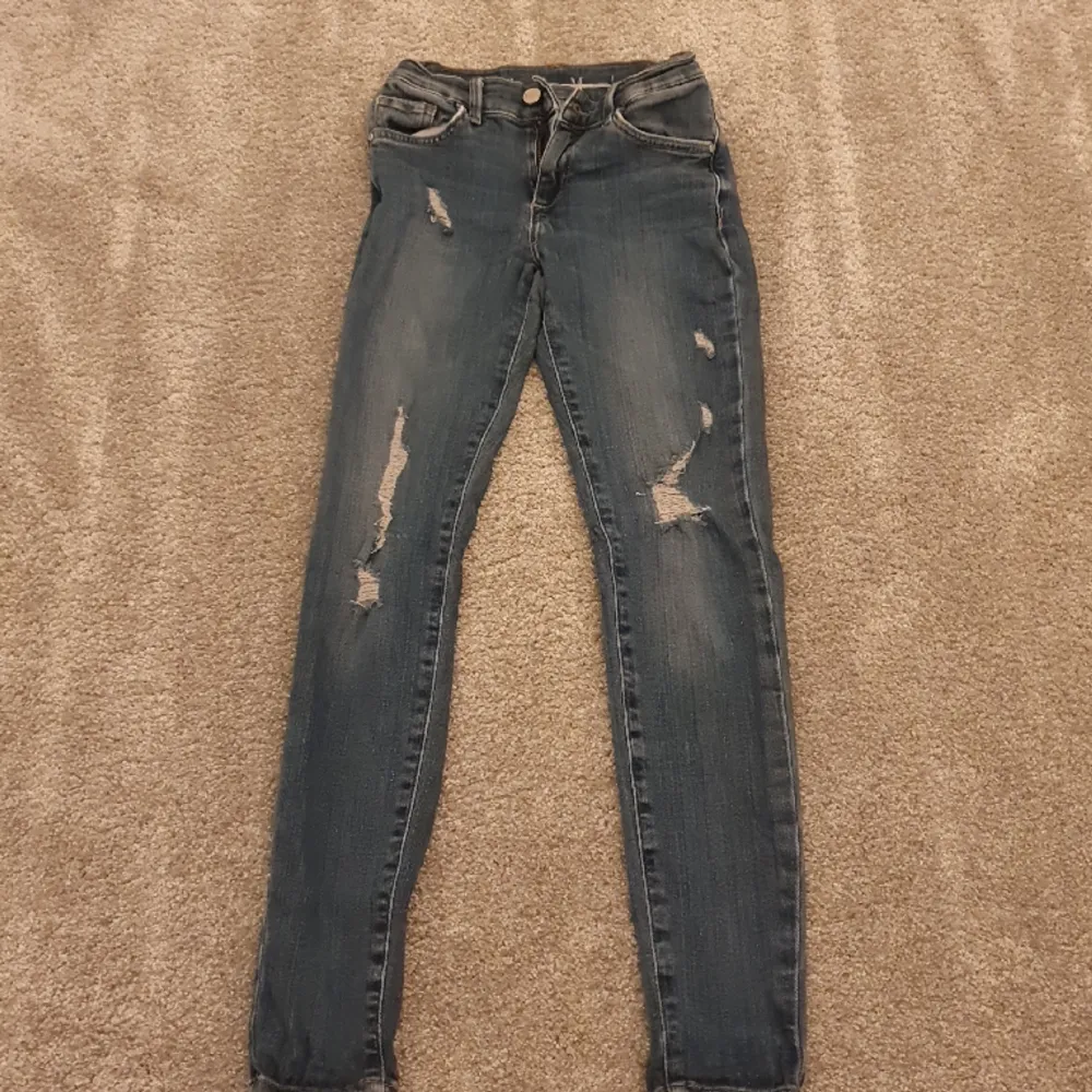 Blå jeans i stretch och skinnymodell. Använda men i gott skick . Jeans & Byxor.
