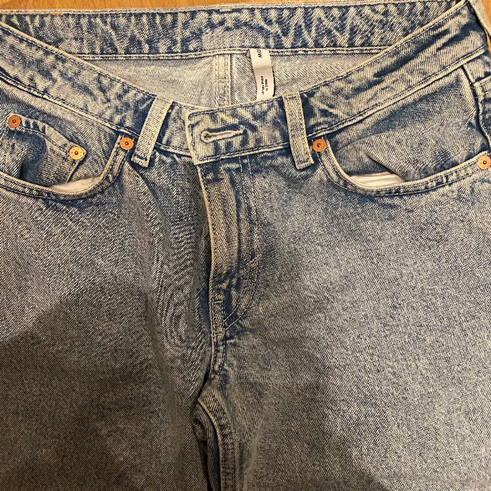 Säljer mina älskade weekday jeans som tyvärr blivit för små😖 De är väldigt sparsamt använda och har inga defekter!! De är lite mindre i storleken och korta på mig som är 177🩷Kom privat för bilder på!. Jeans & Byxor.