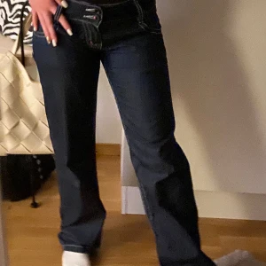 Jeans  - Tunnare jeans i mörkblå💙