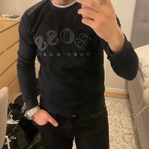 Hugo boss tröja  - Svart hugo boss tröja. Bra skick på tröjan och knappt använd.