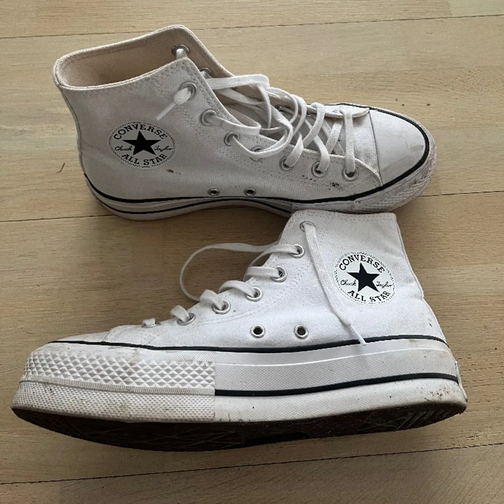 Super snygga converse. Hög sula och storlek 38. Använts några få antal gånger! ☺️☺️. Skor.