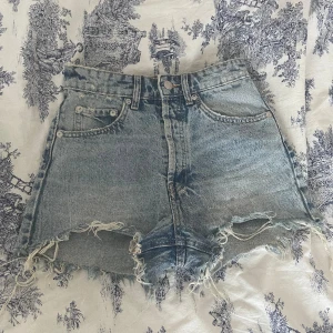 Jeansshorts från Zara  - Jättefina jeansshorts från zara!💞 Säljer pga att de är för små för mig. Nästan som nyskick. Köpta för 300kr på Zara och säljer nu för 150kr❤️‍🔥( det går att pruta ) skriv till mig för fler frågor❤️