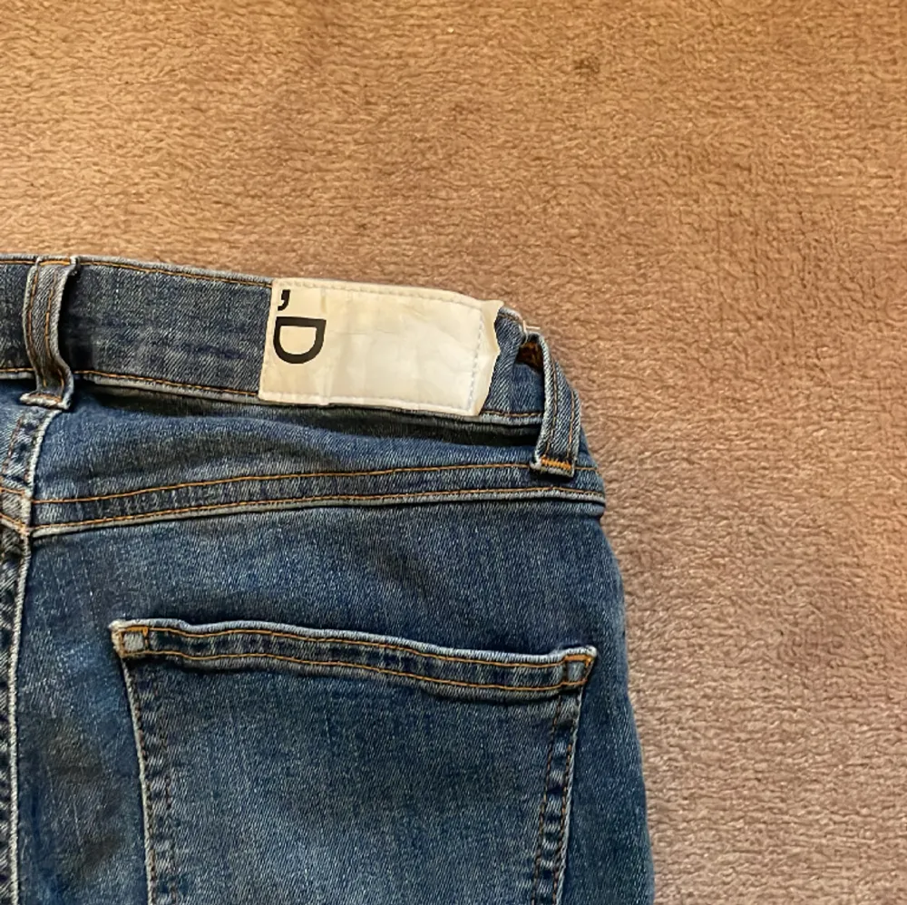 Säljer dessa jeans som är i bra kvalitet och nästan helt oanvända. Storleken är till 10 år och dem är utsvängda. Säljer för 700 men nypris 1400.. Jeans & Byxor.