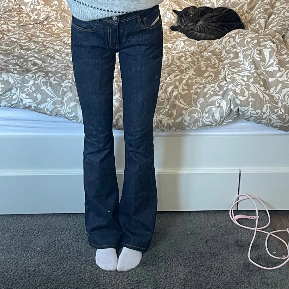 Aldrig använda bootcut jeans från diesel. Verkligen jättefina, men gillar inte modellen:( Det är bara att skriva om ni undrar nåt! 🫶 Innerbenslängd 87 cm. Midjemått 35 cm. . Jeans & Byxor.