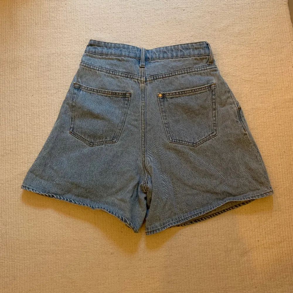 Ljusblå jeansshorts från h&m. Säljer då de inte passar mig längre❤️. Shorts.