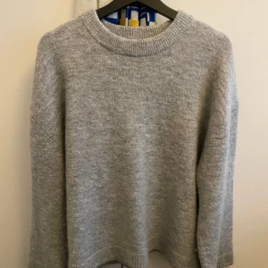 Stickad tröja - Jättefin stickad tröja från gina, säljer för att den inte kommer till användning💕