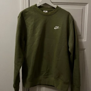 Grön Nike hoodie (Small)  -  Använd en gång, sitter bra.