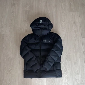 Sail racing jacka - Jag säljer denna sail racing jacka som är i bra skick och bara andvänd några gånger. Anledningen till att jag säljer den är för att den är för liten och jag behöver pengar. Om ni har frågor är det bara att skriva!