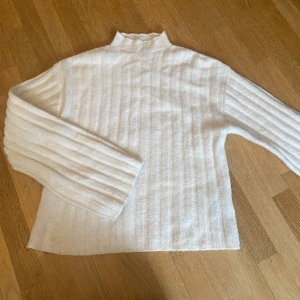 Tröja - Snygg tröja med utsvängda armar. Använd typ 2 gånger. 