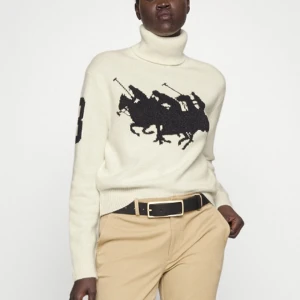 Polo tröja  - Intressekoll på denna sjukt snygga ralph lauren polotröjan , en av mina absoluta favoriter och osäker på om ja vill sälja 🩷nypris : 4000kr