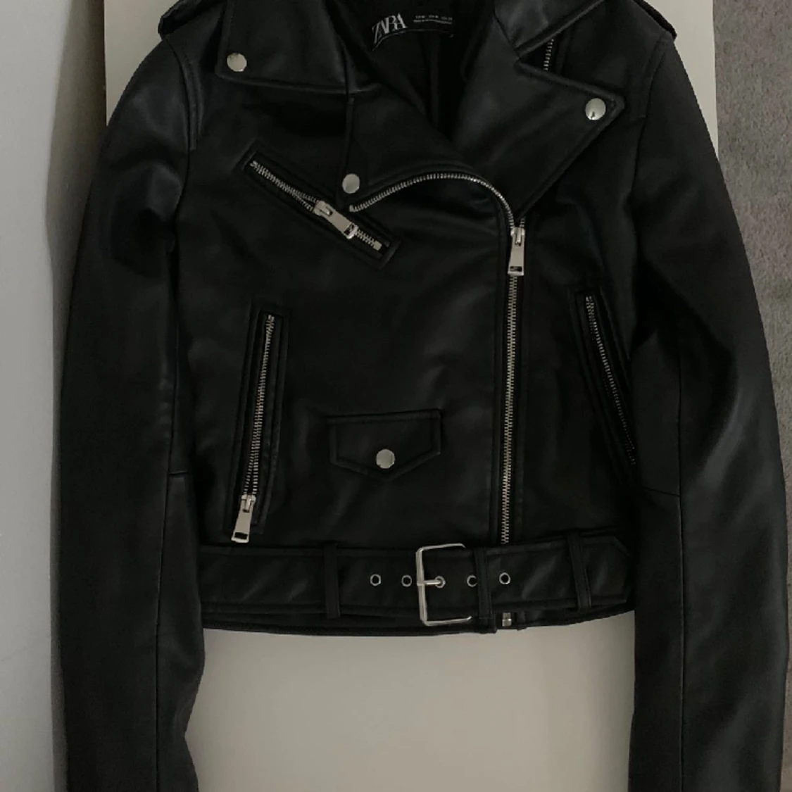 Bikerjacka  i skinnimitation - 90