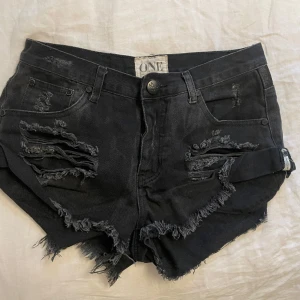 One teaspoon jeansshorts - Trendiga jeansshorts från One Teaspoono i modellen Bandits. Mycket fint skick, inget att anmärka på. Storlek 26. Nypris 1699:- 